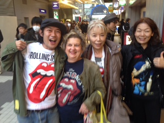 Jane Comitz embraces fellow Stones' fans in Tokyo